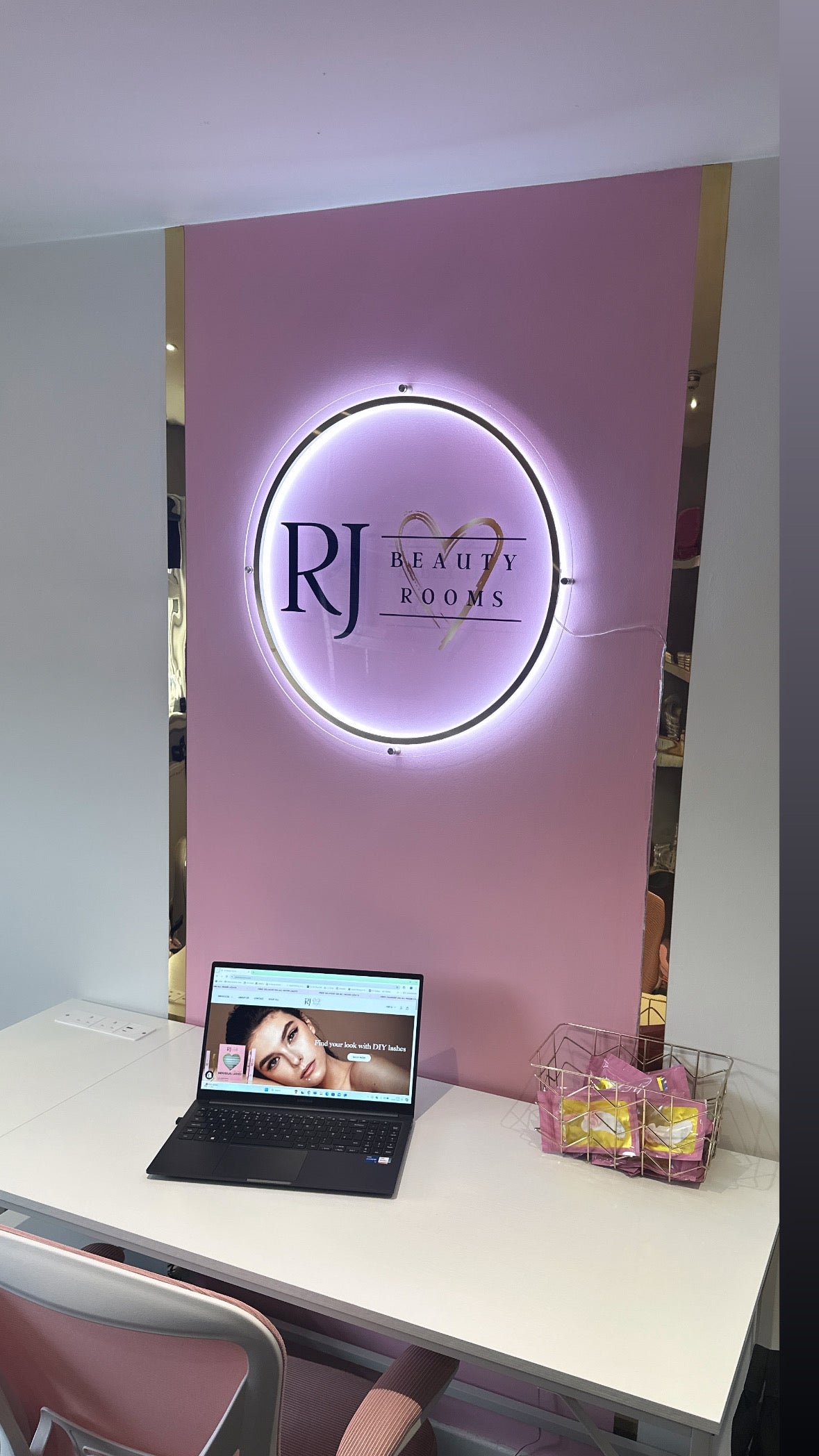 Anpassad akrylskylt med bakgrundsbelysning och LED-logotyp