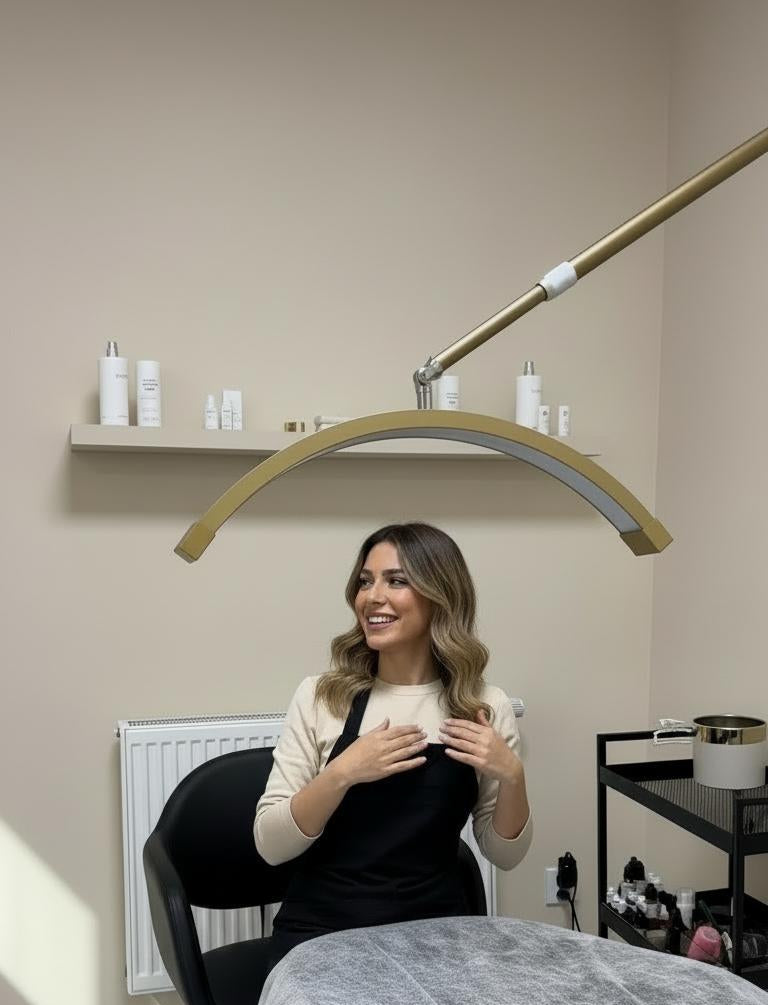 Väggmonterad halvmåneformad skönhetslampa